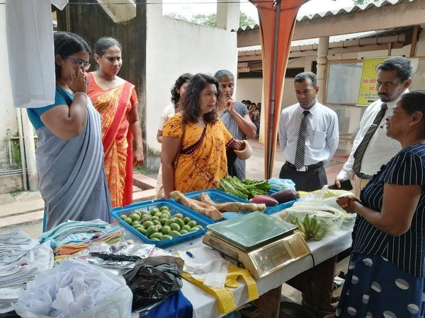 Providing sales opportunities to the members of Homagama "Ekumuthu" Samurdhi Entrepreneurs Forum (2023-10-18)